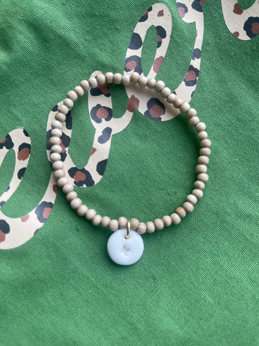 BRACELET PAMPILLE CERAMIQUE BLANCHE CROIX NOTRE DAME ROND & PERLES BOIS