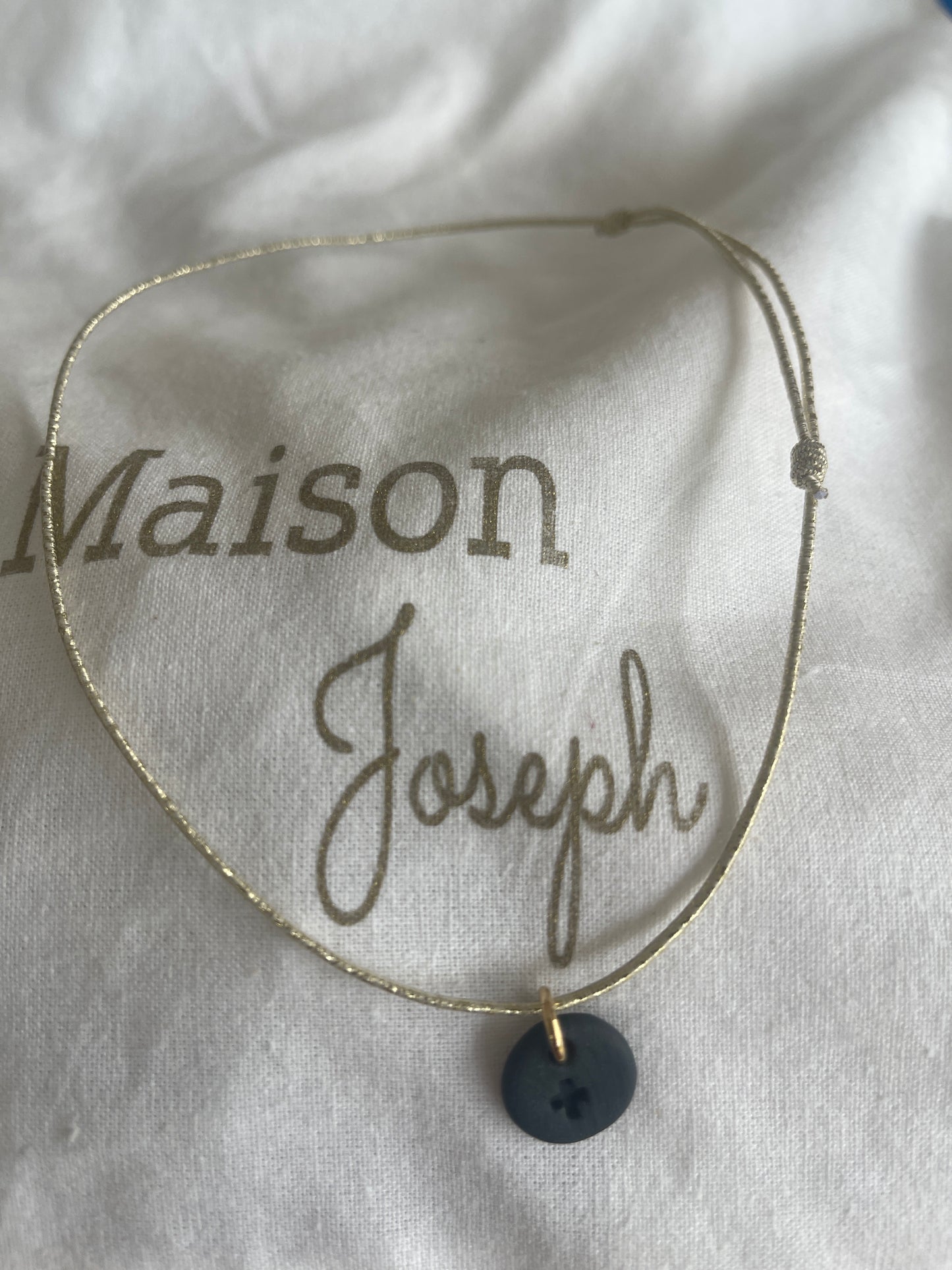 Collier élastique et céramique noire croix gravée sur une pampille ronde