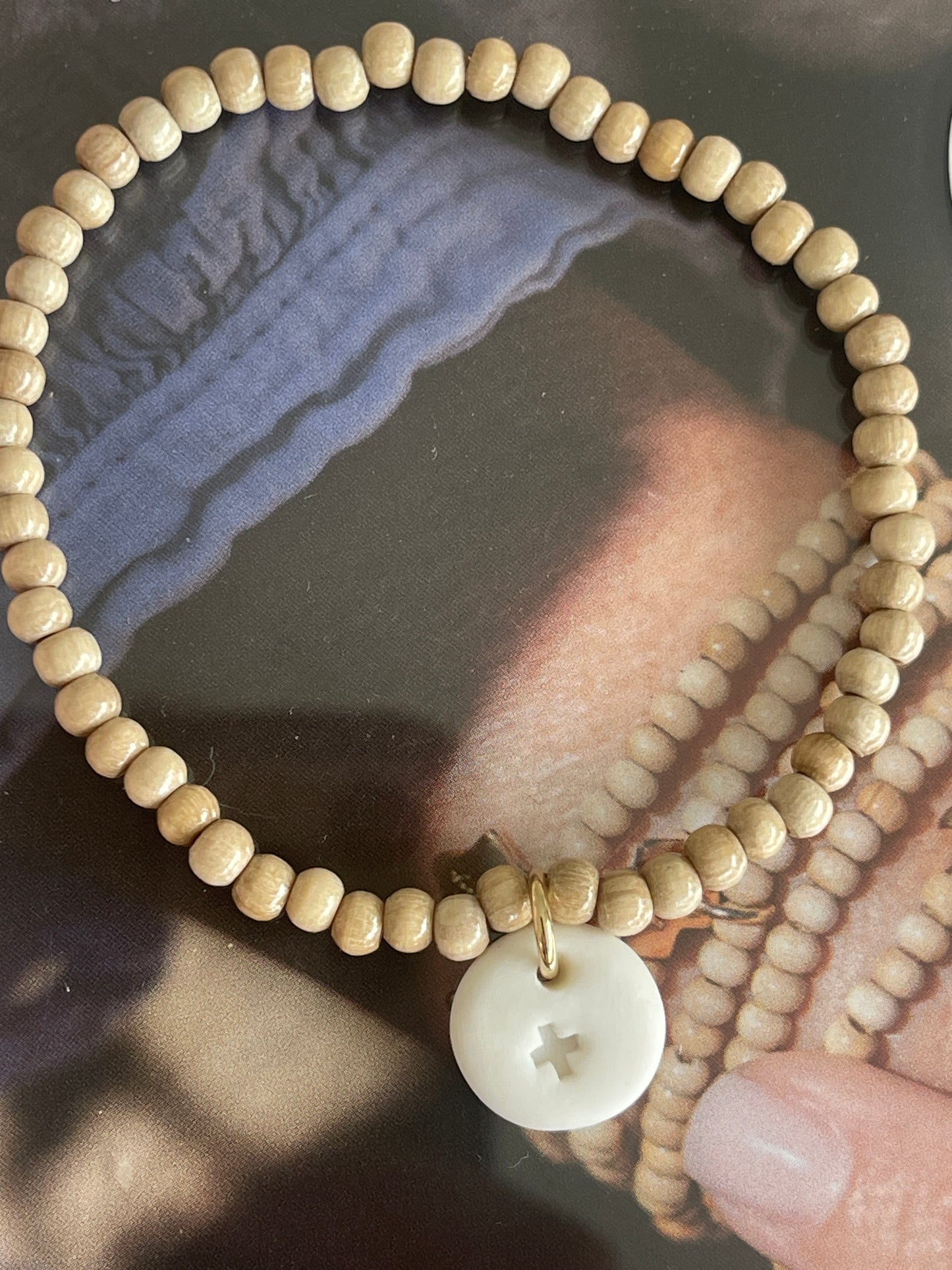 BRACELET PAMPILLE CERAMIQUE BLANCHE CROIX NOTRE DAME ROND & PERLES BOIS