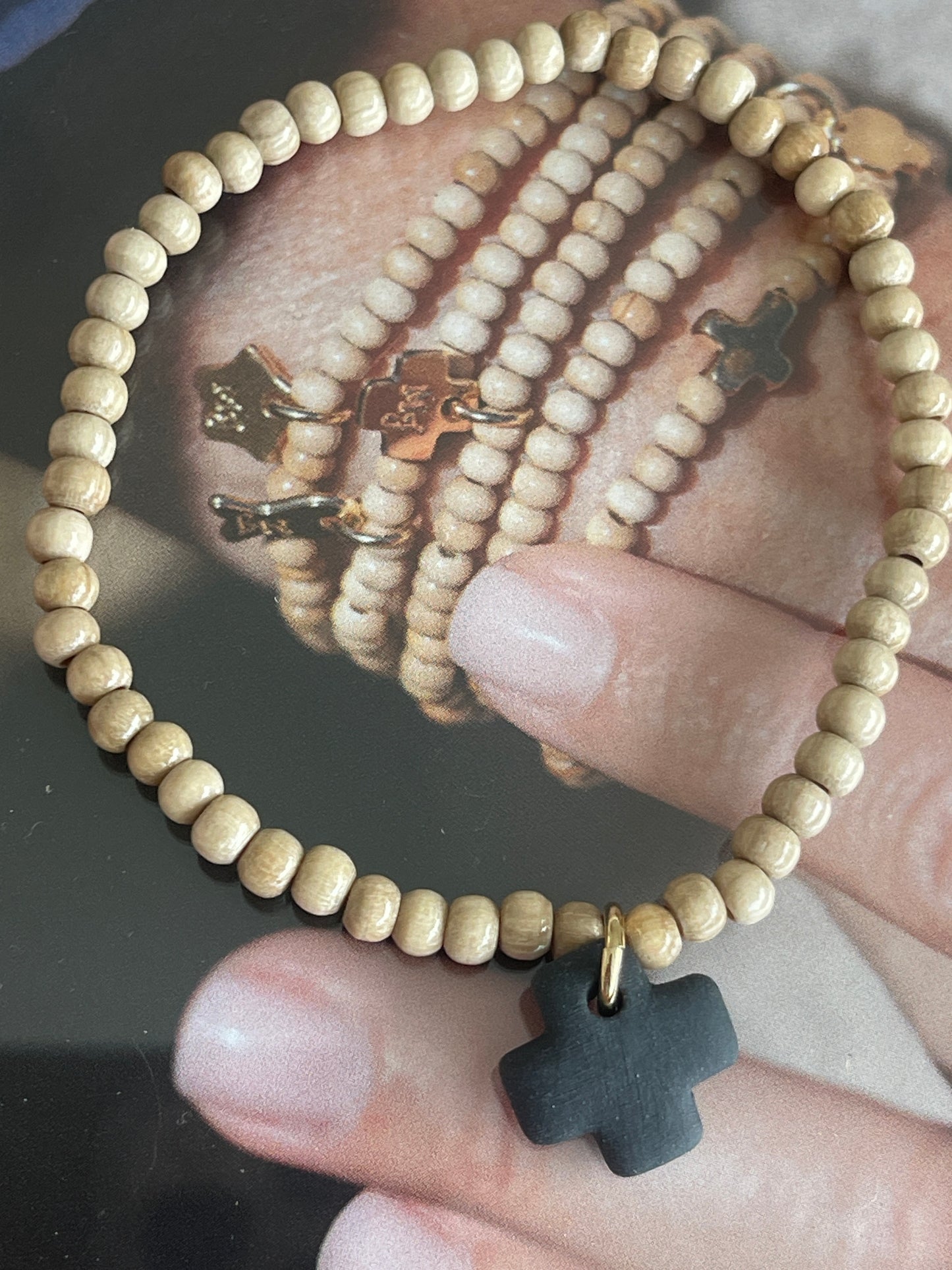 BRACELET PAMPILLE CROIX CERAMIQUE NOIRE & PERLES BOIS