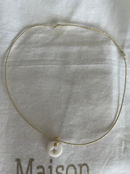 Collier élastique et céramique blanche croix gravée sur pampille ronde