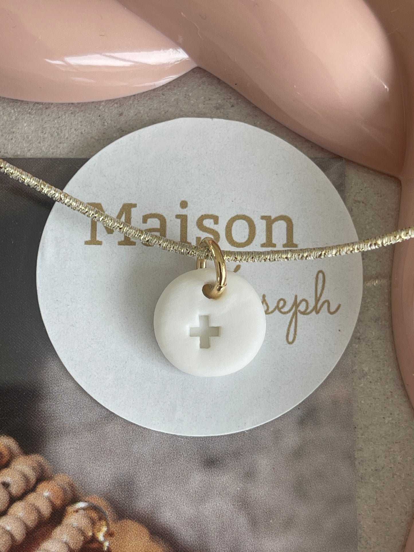 Collier élastique et céramique blanche croix gravée sur pampille ronde
