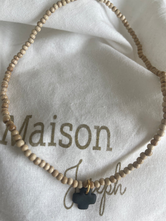 Collier perles de bois et pampille croix noire en céramique
