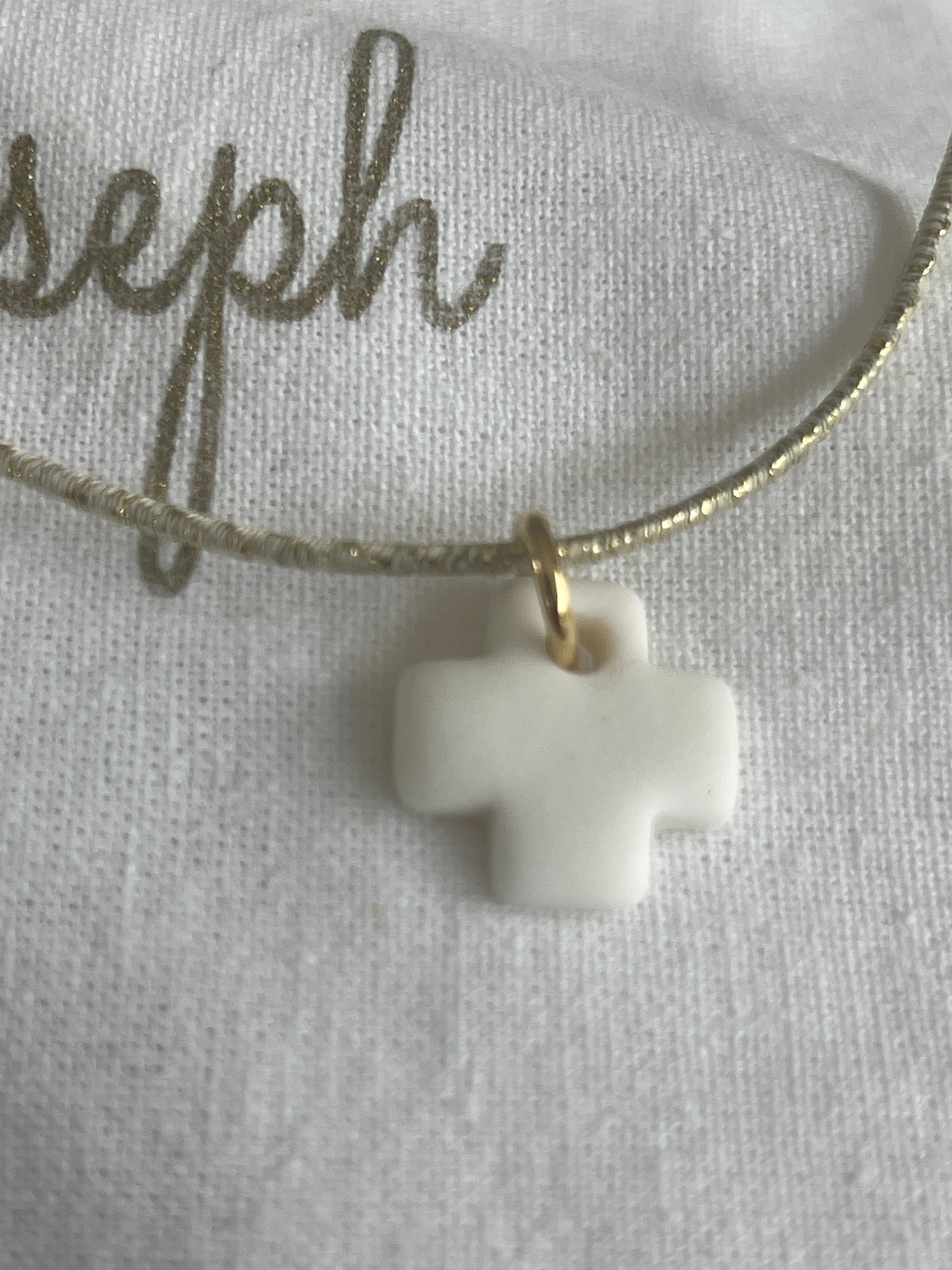 Collier élastique et céramique croix blanche Notre Dame