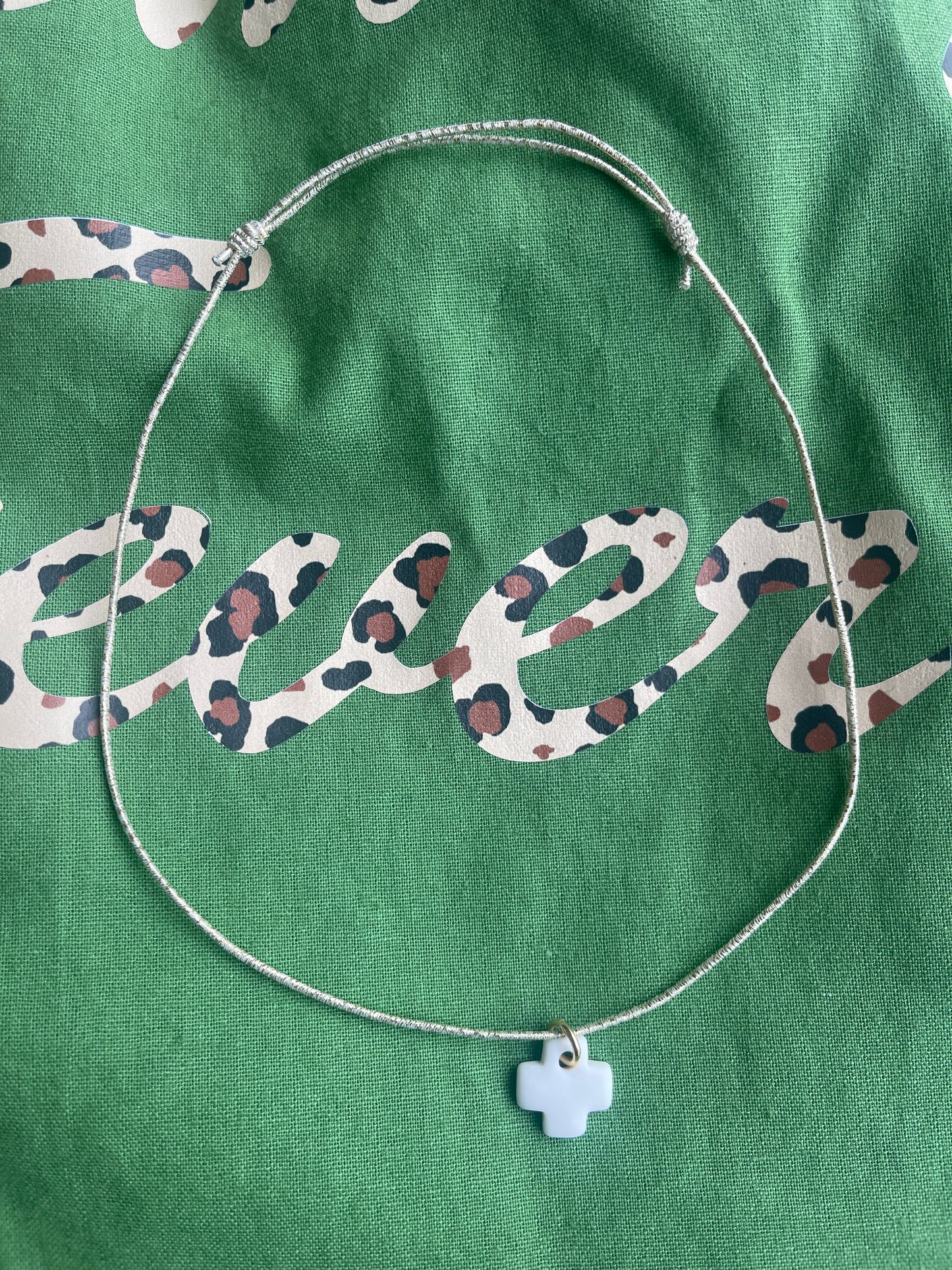 Collier élastique et céramique croix blanche Notre Dame