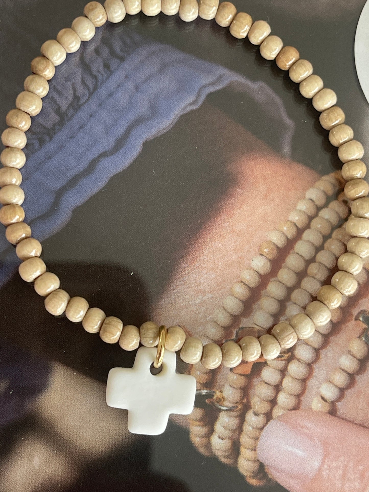 BRACELET PAMPILLE CROIX BLANCHE CERAMIQUE & PERLES BOIS