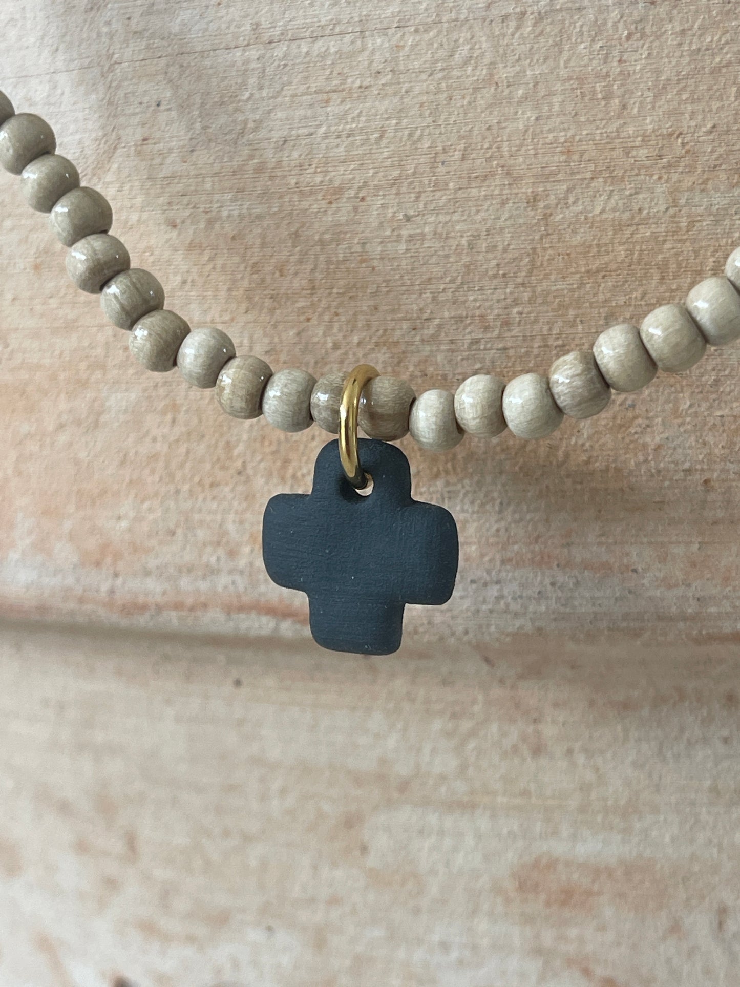 Collier perles de bois et pampille croix noire en céramique