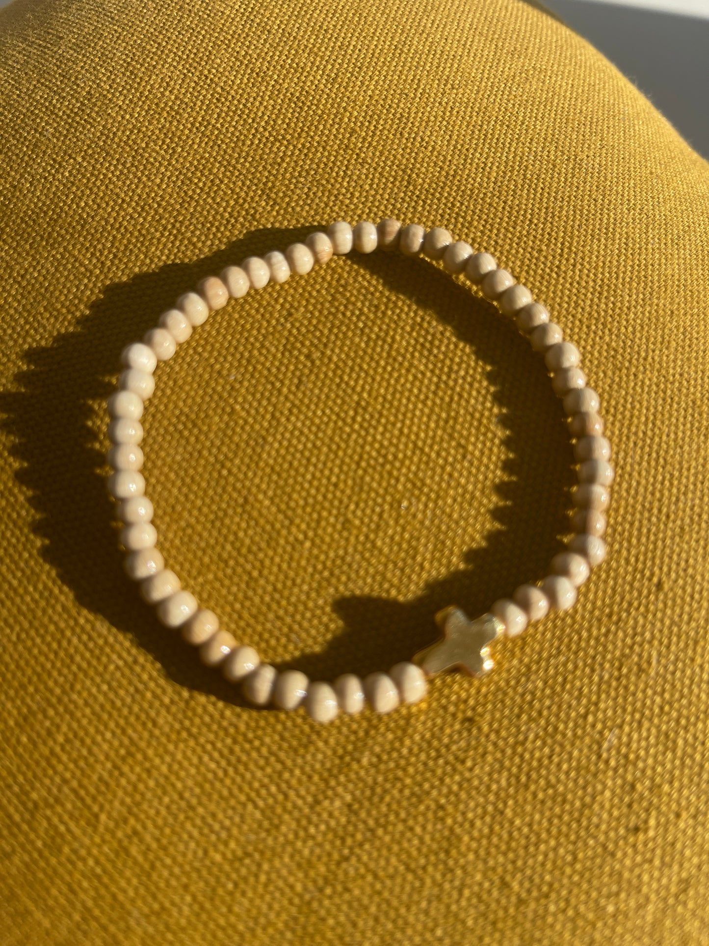 BRACELET PLAQUÉ OR CROIX NOTRE DAME & PERLES BOIS