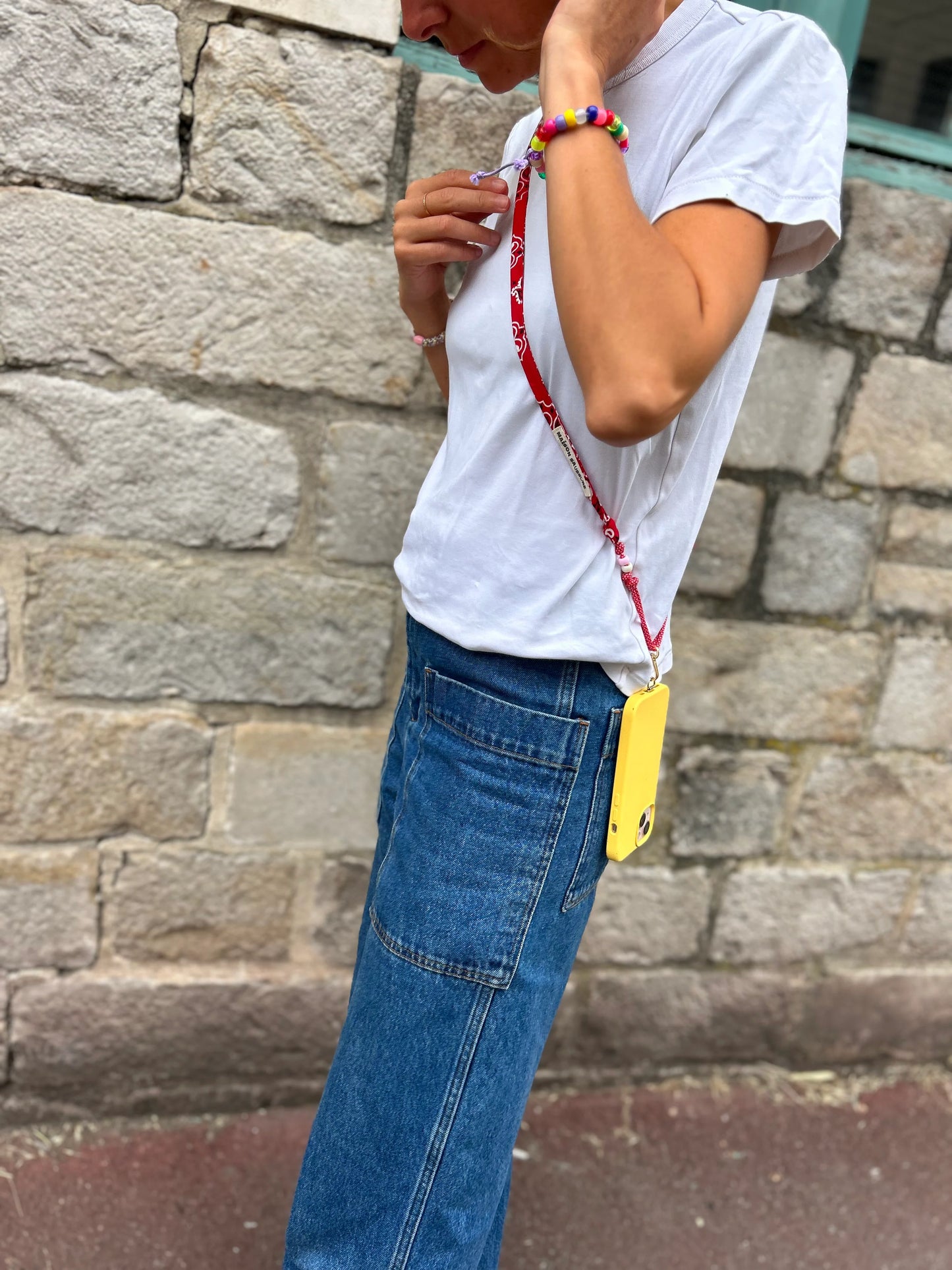 Porte téléphone rouge intense Maison Saussure