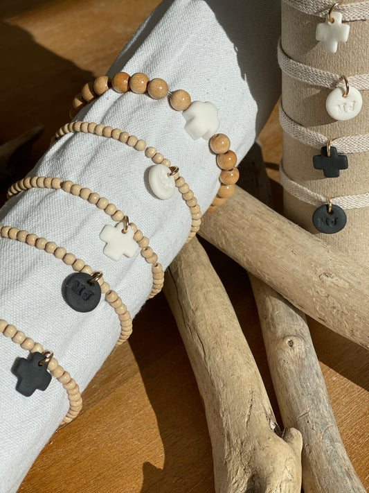 Bracelet céramique croix blanche sur perles de bois