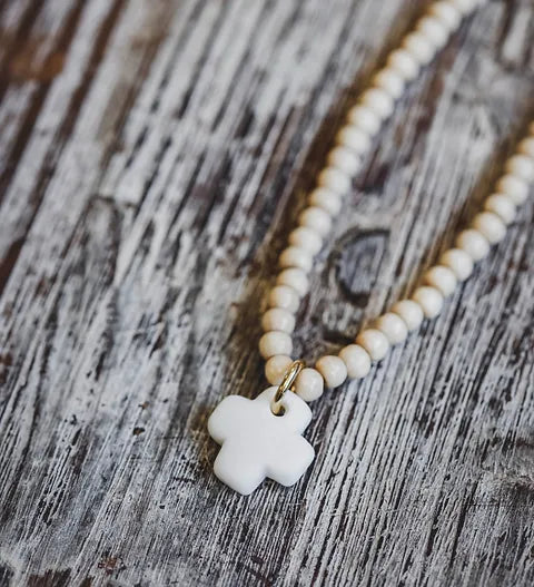 Collier perles de bois et céramique blanche croix