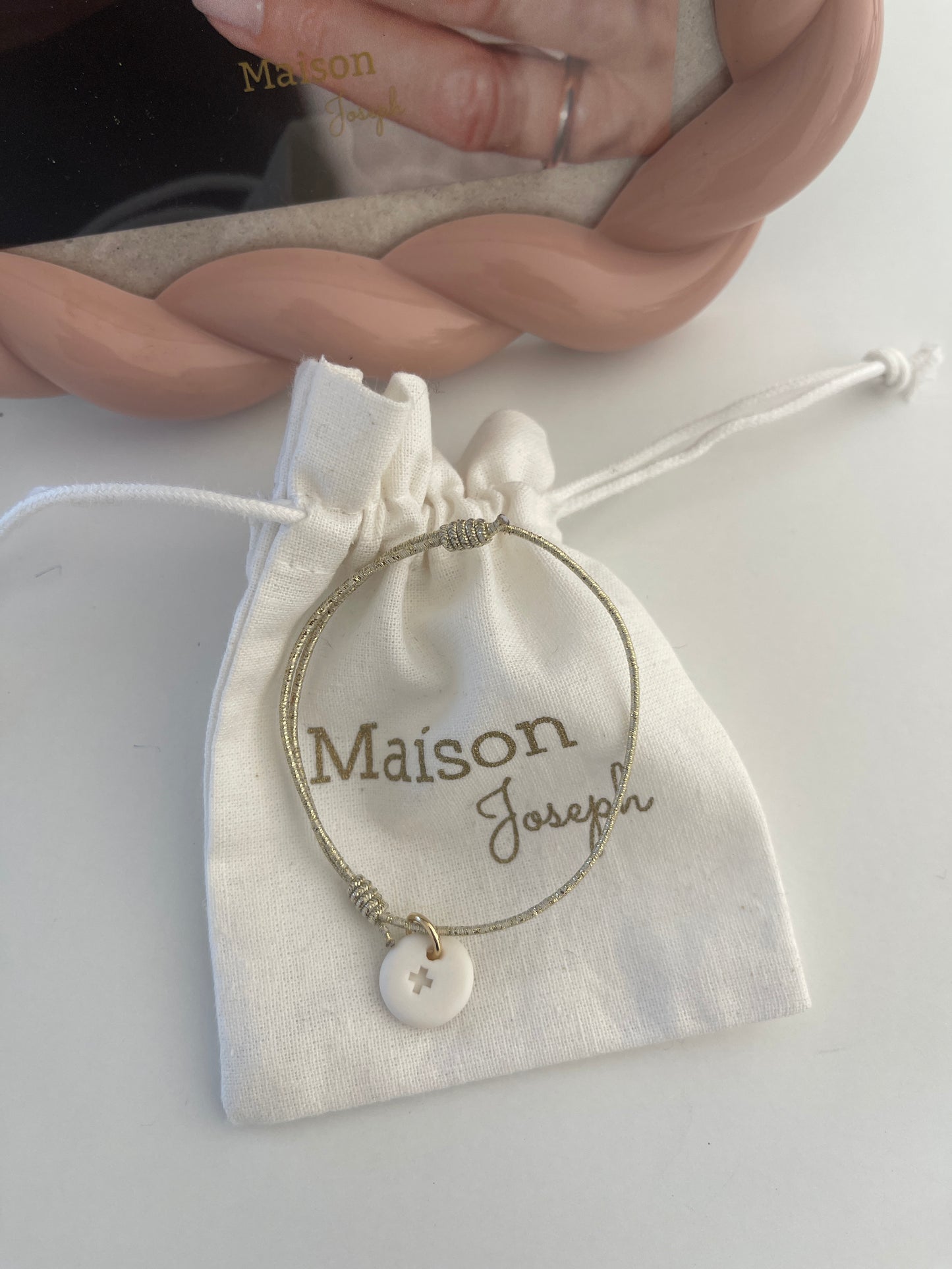 BRACELET PAMPILLE CERAMIQUE BLANCHE CROIX NOTRE DAME ROND & LIEN ÉLASTIQUE RÉGLABLE