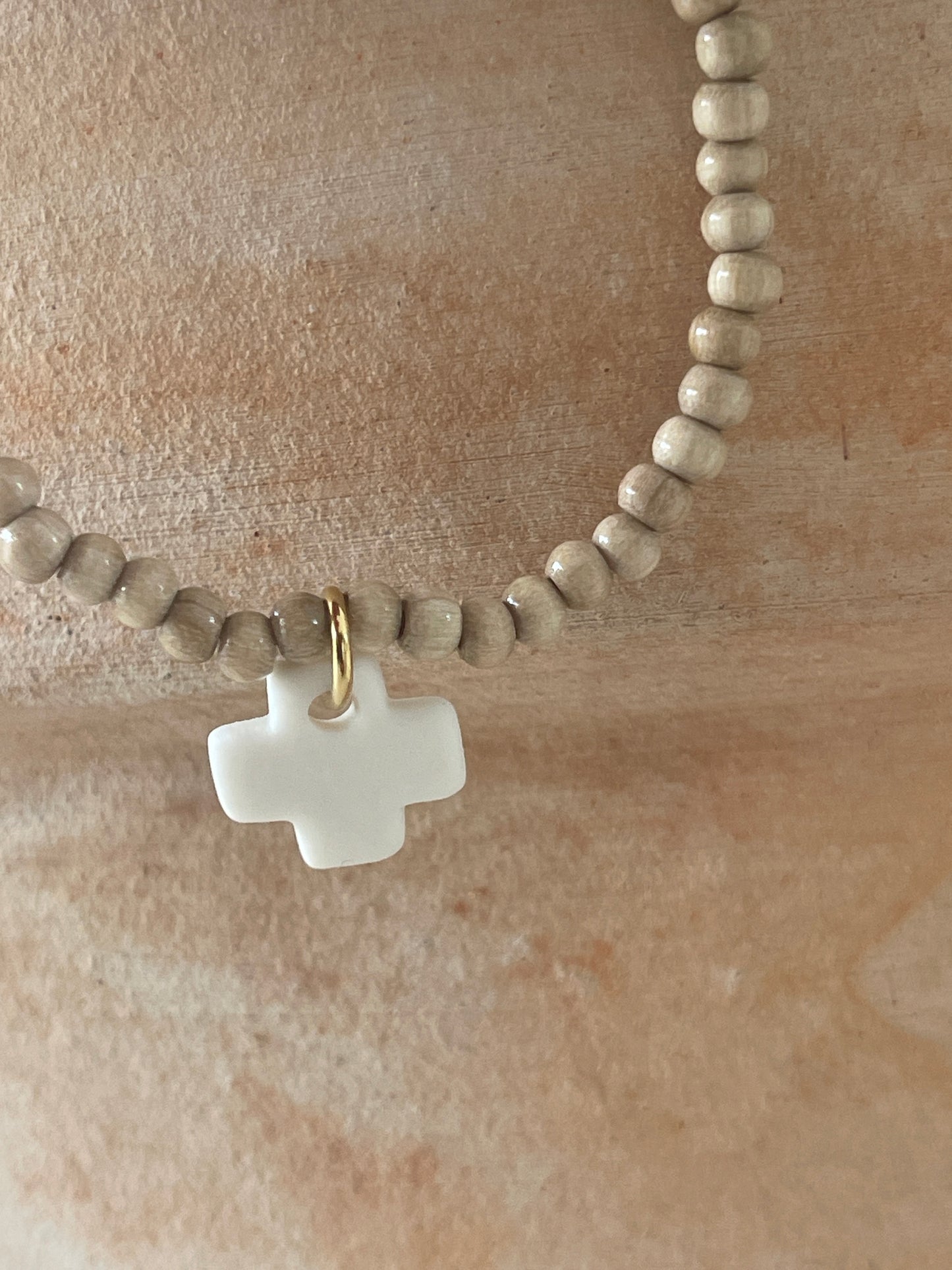 BRACELET PAMPILLE CROIX BLANCHE CERAMIQUE & PERLES BOIS