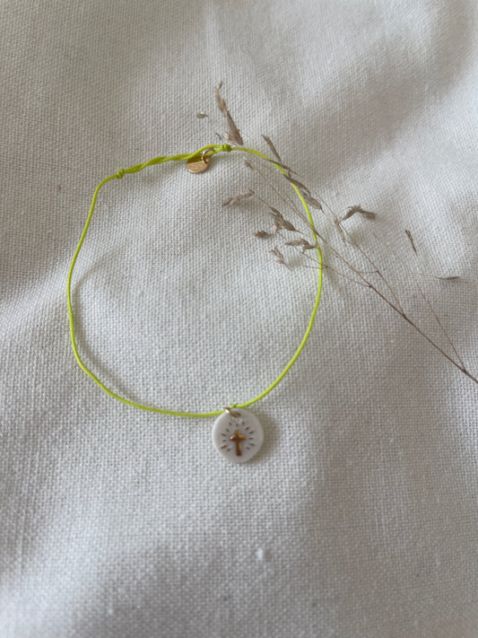 Bracelet Médaillon Croix cordon jaune fluo
