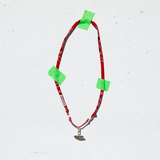 Porte téléphone rouge intense  Maison Saussure