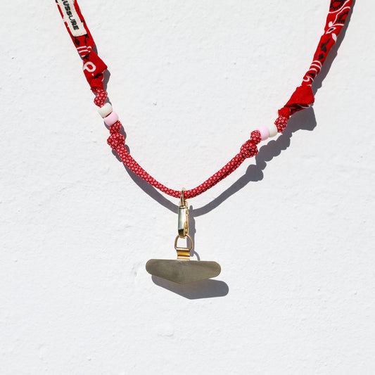 Porte téléphone rouge intense  Maison Saussure