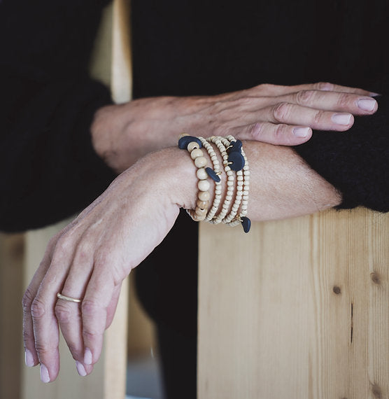 Bracelet céramique noire Notre Dame et perles de bois