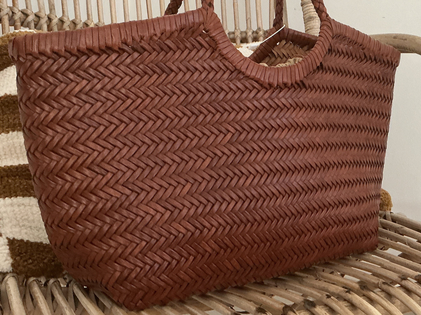 Sac tressé moyen modèle en cuir véritable
